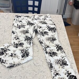 White House Black Market Black & White Floral Slim Ankle Pants